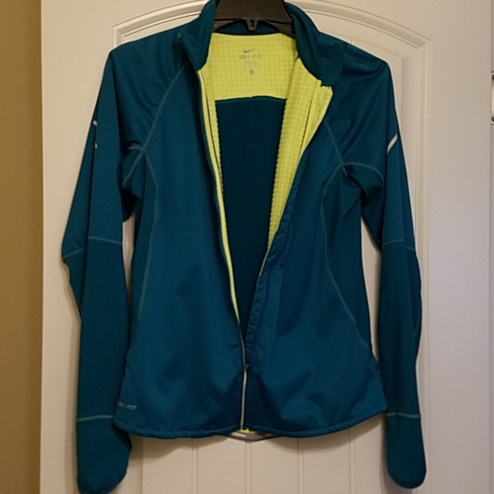 Nike Dri Fit Jacket 🏃🏼‍♀️ - Picture 3 of 5
